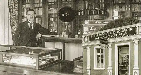 1919   • Fundação da primeira farmácia em sociedade de Alberto Bornschein e outros empresários.