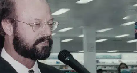 1992 • Dr. Alberto assume a presidência. Na época eram 61 lojas;  • Informatização das farmácias. Os controles manuais passaram a ser informatizados. (iniciou na DC Boa Vista)