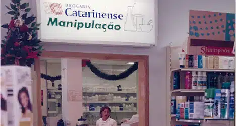 1999 • 1° farmácia de manipulação (Joinville/SC).